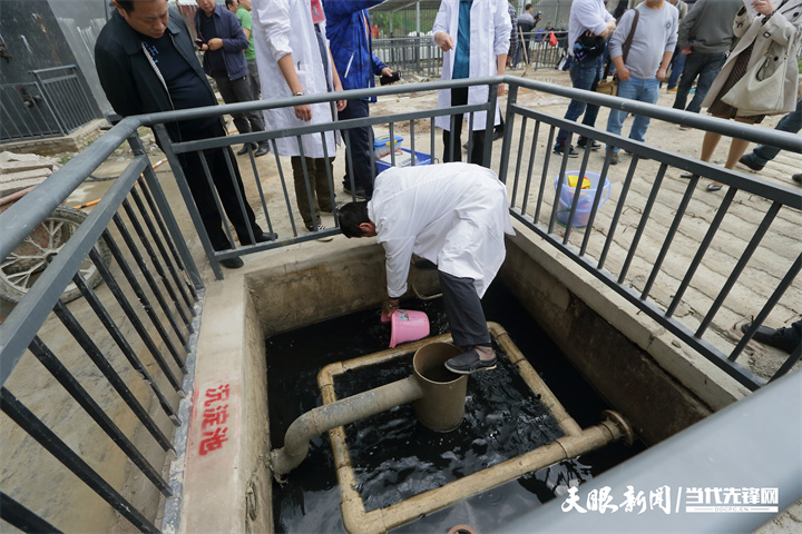 dD0xNzY1MjQ2OTE4X3I9Y2YzZWFkZjFfdz03MjBfcT0xMDBfZT1qcGc=.webp 正在收集水样进行下一步检测的环境执法人员.jpg