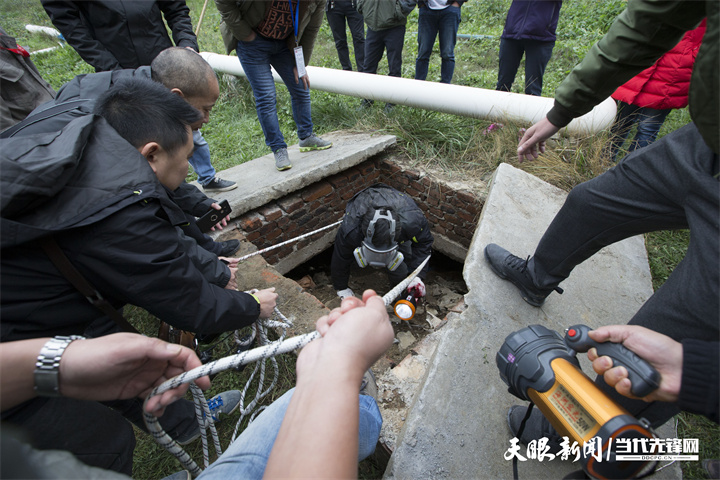 dD0xNzY1MjQ2OTk0X3I9MDA2ZjI3N2Jfdz03MjBfcT0xMDBfZT1qcGc=.webp 执法人员对隐蔽难行的污染点位进行核查.jpg