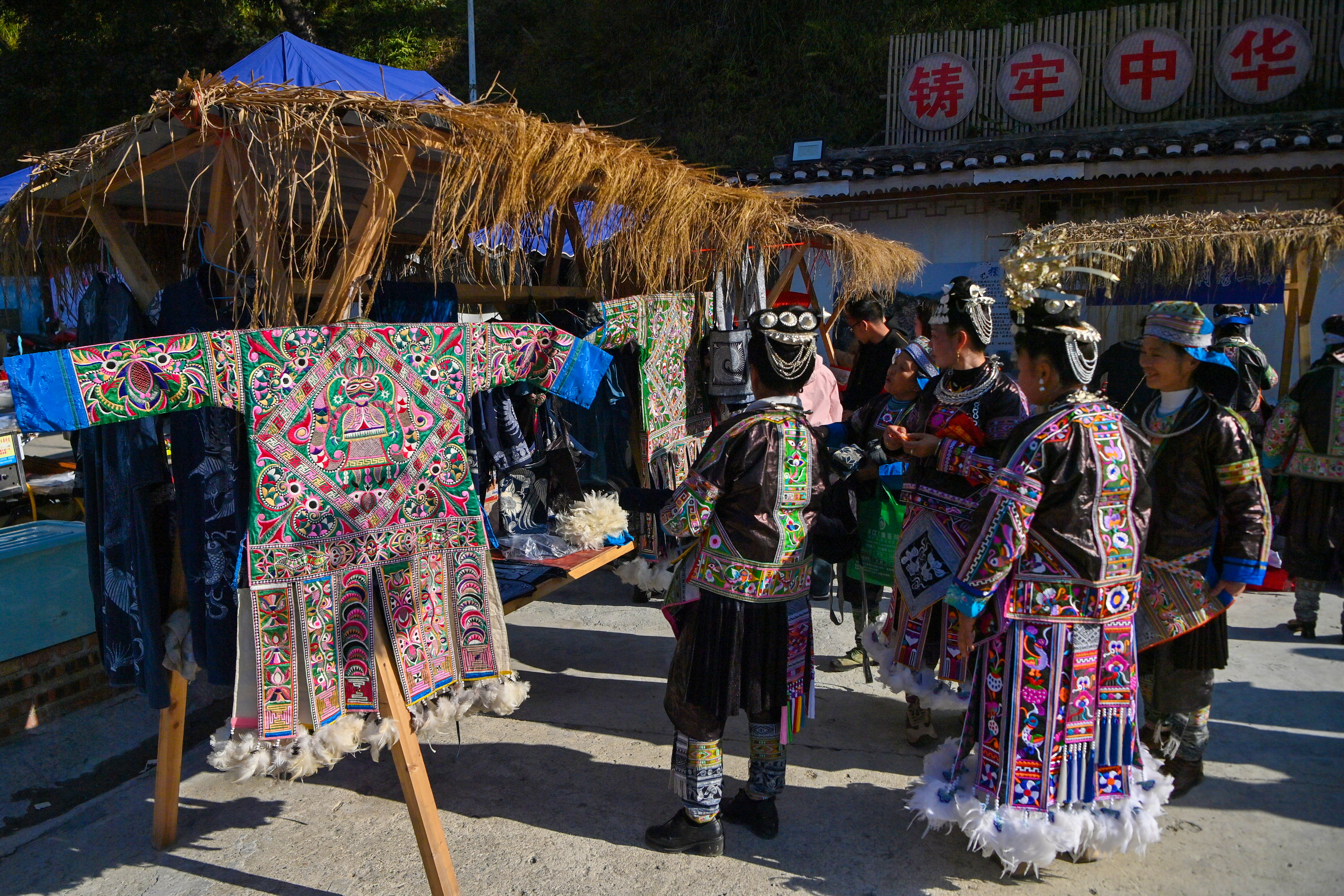935884-2025年11月25日，榕江县兴华乡摆贝村苗族妇女在观看展出的百鸟衣。.JPG
