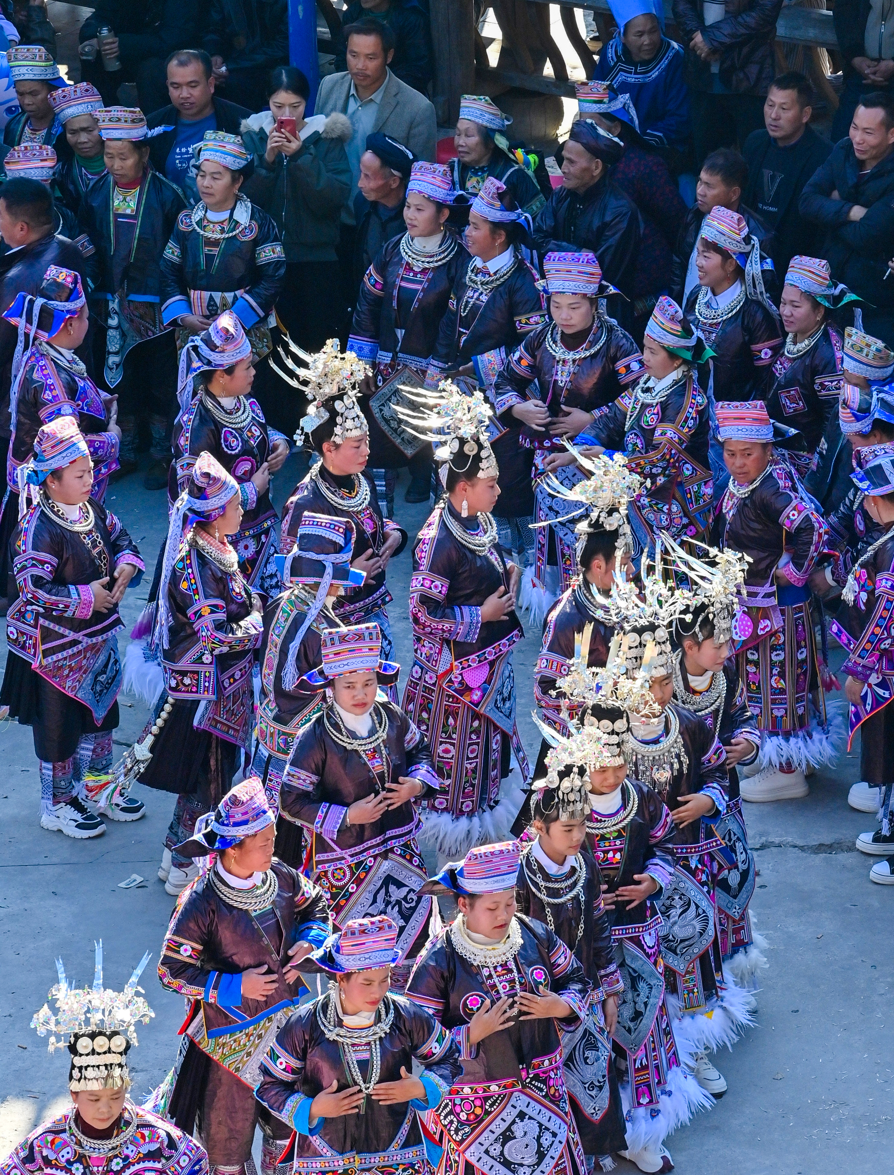 935898-2025年11月25日，榕江县兴华乡摆贝村身着百鸟衣盛装的苗族妇女在跳古瓢舞。.JPG