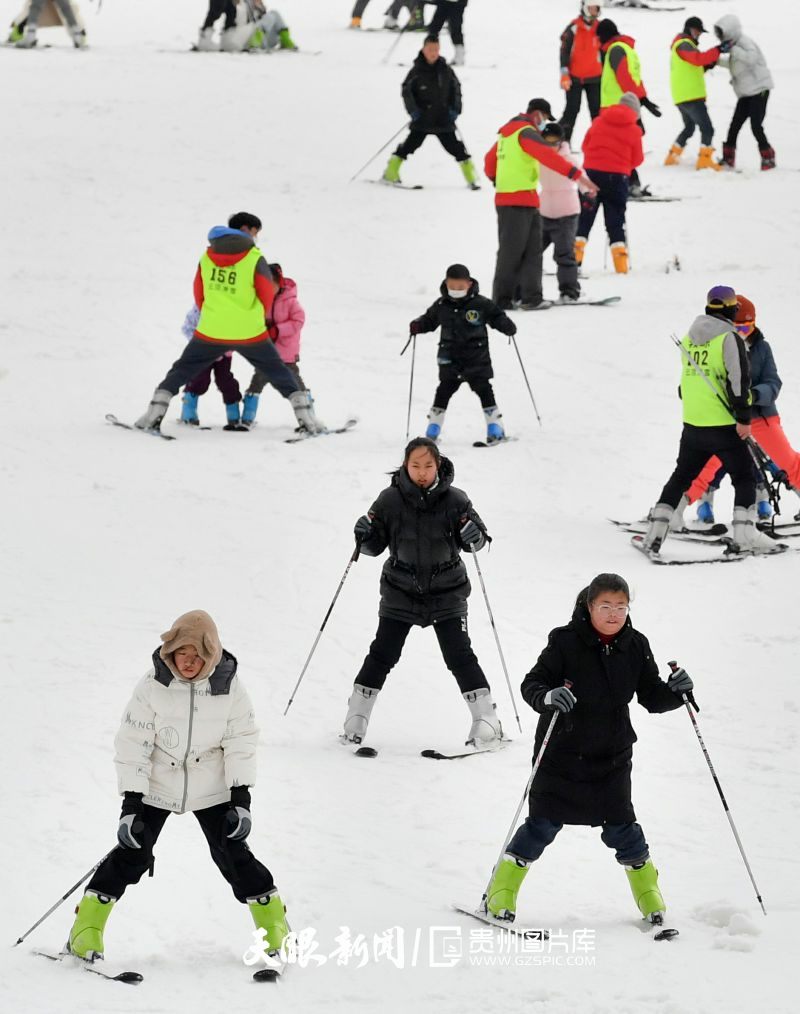560484-2023年1月25日，游客在贵阳市花溪区高坡乡云顶滑雪场滑雪。.jpg