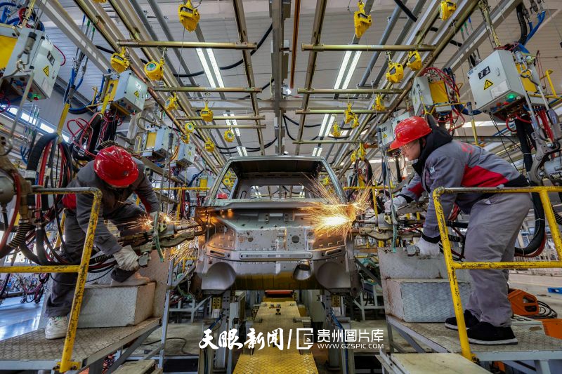 562119-1月30日，工人在万山区经济开发区的一家新能源汽车焊装车间作业。.jpg