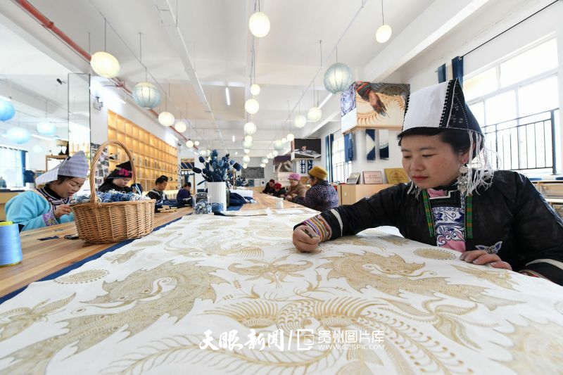 569304-2月16日，少数民族妇女在贵州省榕江县车民街道特和社区一家非遗手工作坊画蜡画、刺绣。.jpg