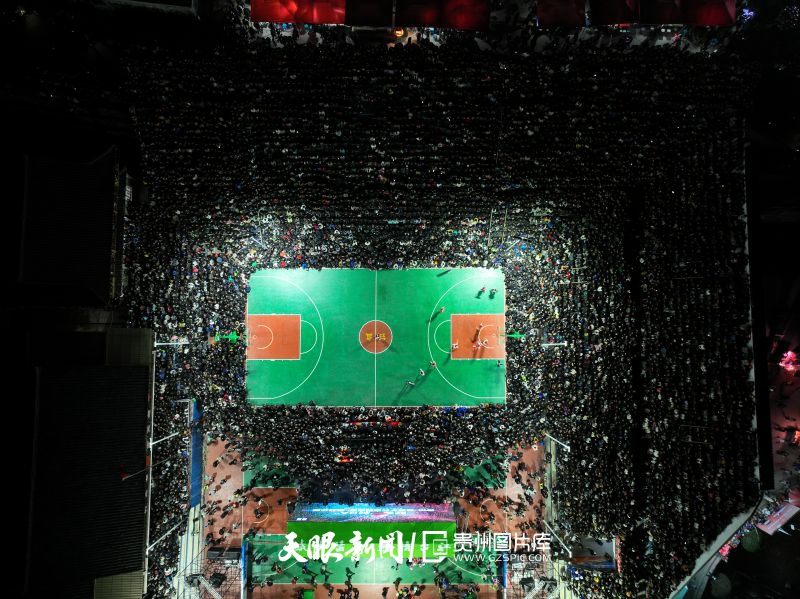 594798-3月25日19点，贵州省首届“美丽乡村”篮球联赛总决赛在台盘村打响，村里的篮球场座无虚席，人山人海，热闹非凡，图为现场航拍图，观众人山人海。.jpg