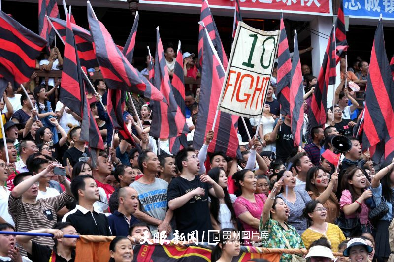 629058-6月23日，球迷在“村超”赛场场边观赛。.jpg