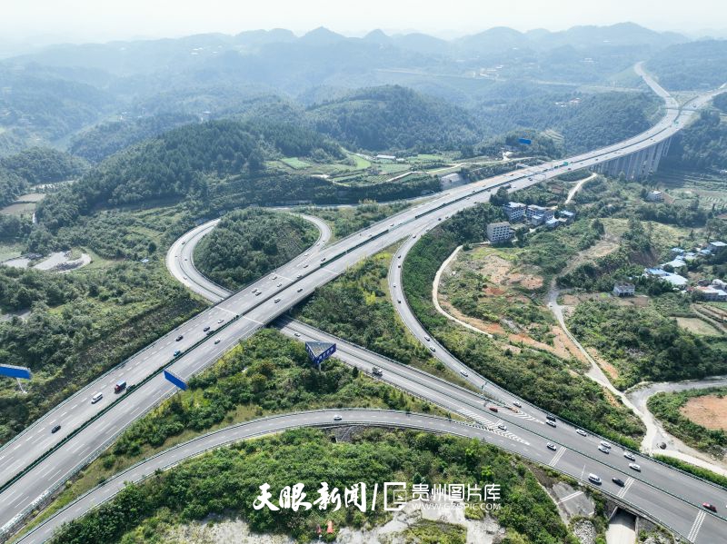 662260-2023年9月29日，在贵州省遵义市境内拍摄的兰海高速重遵扩容工程新蒲东互通（无人机照片）。(1).jpg