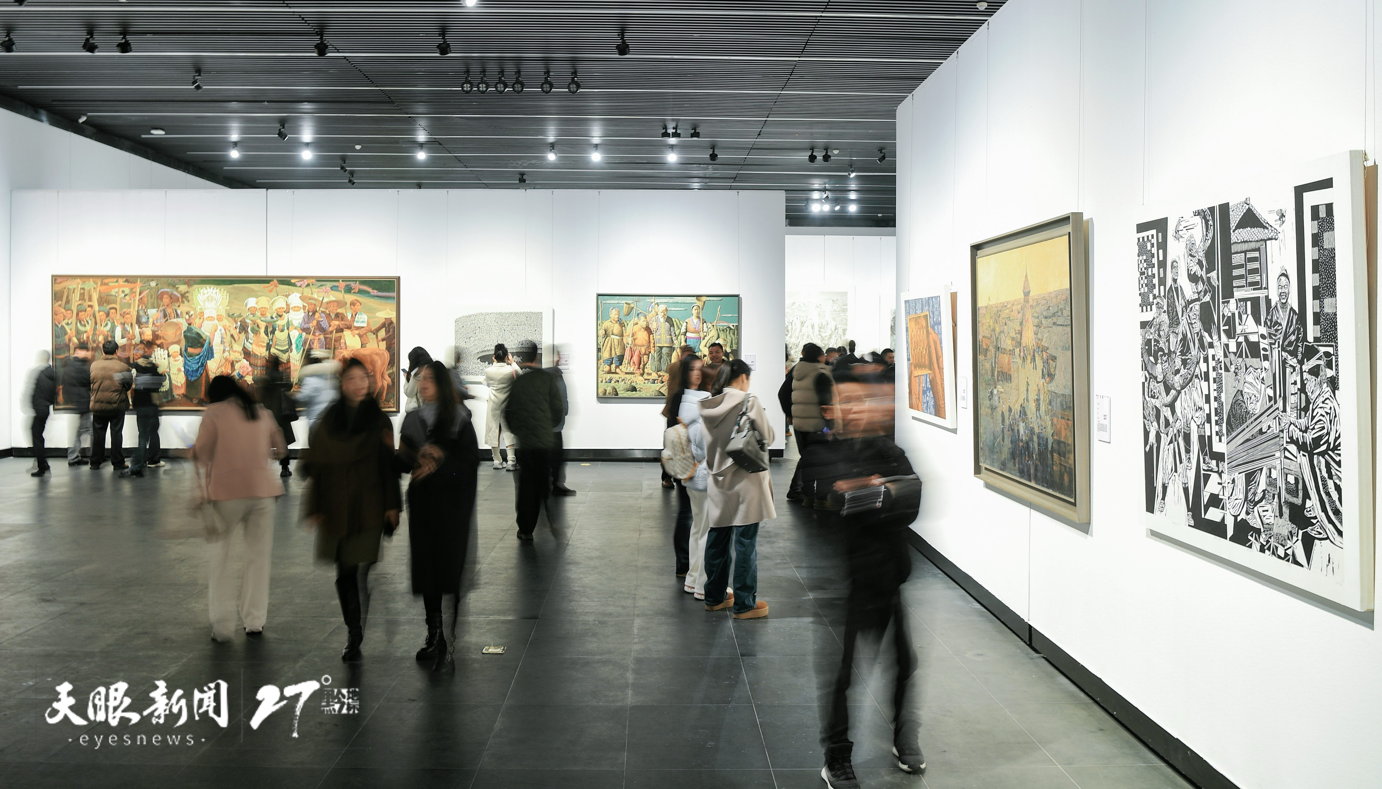 dD0xNzY1NDQ5MTUxX3I9YzQ5MzkyZDFfdz0xMDgwX3E9MTAwX2U9anBn.webp JZS_2085---2025年12月11日,“多彩贵州” 文化遗产主题青年美术展在贵州省美术馆举行。图为人们在参观展览 贵州日报天眼新闻记者 贾智 摄.jpg
