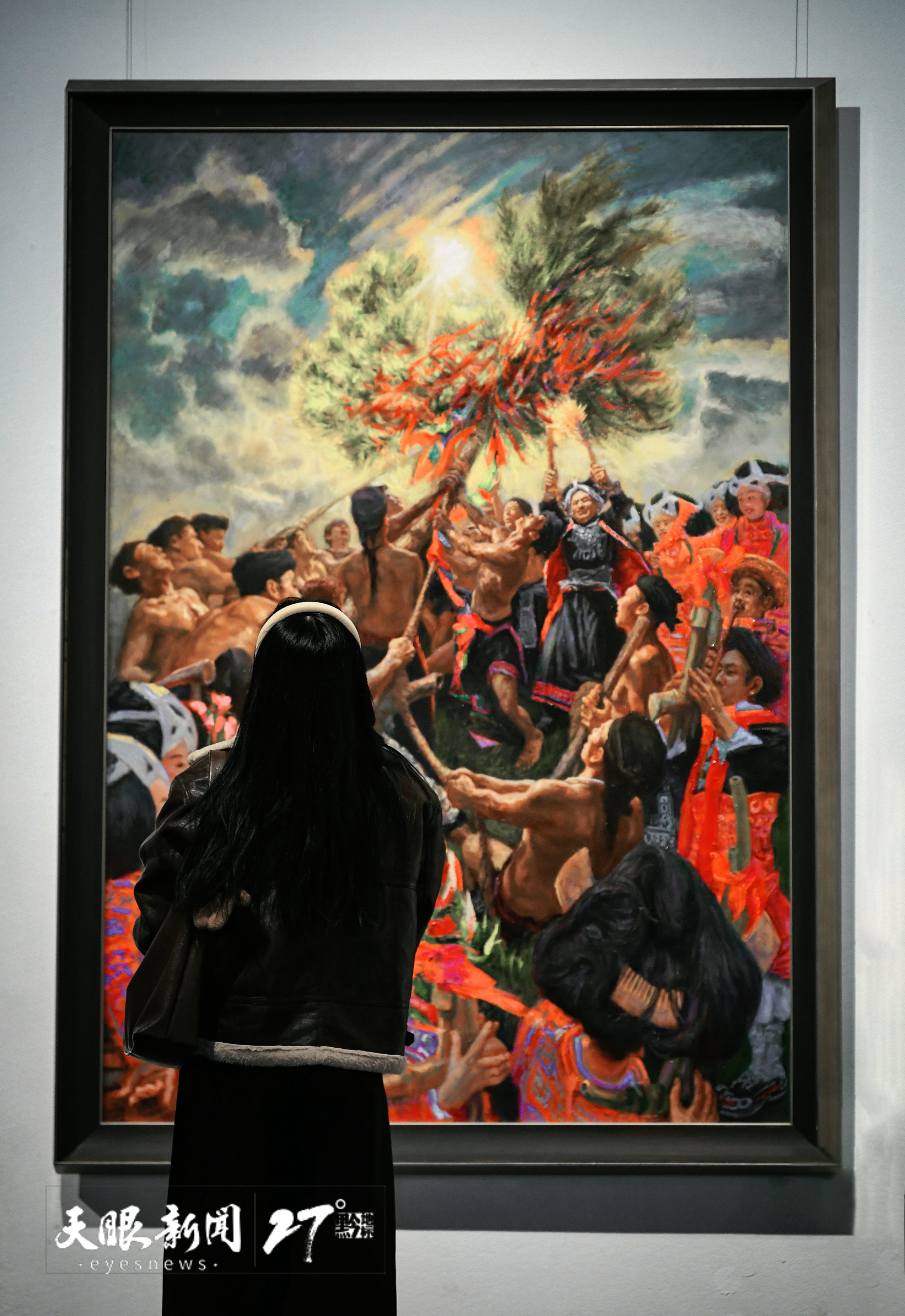 dD0xNzY1NDQ5MTg0X3I9YTc1ZmJhMWNfdz01NDBfcT0xMDBfZT1qcGc=.webp JZS_2022---2025年12月11日,“多彩贵州” 文化遗产主题青年美术展在贵州省美术馆举行。图为人们在参观展览 贵州日报天眼新闻记者 贾智 摄.jpg