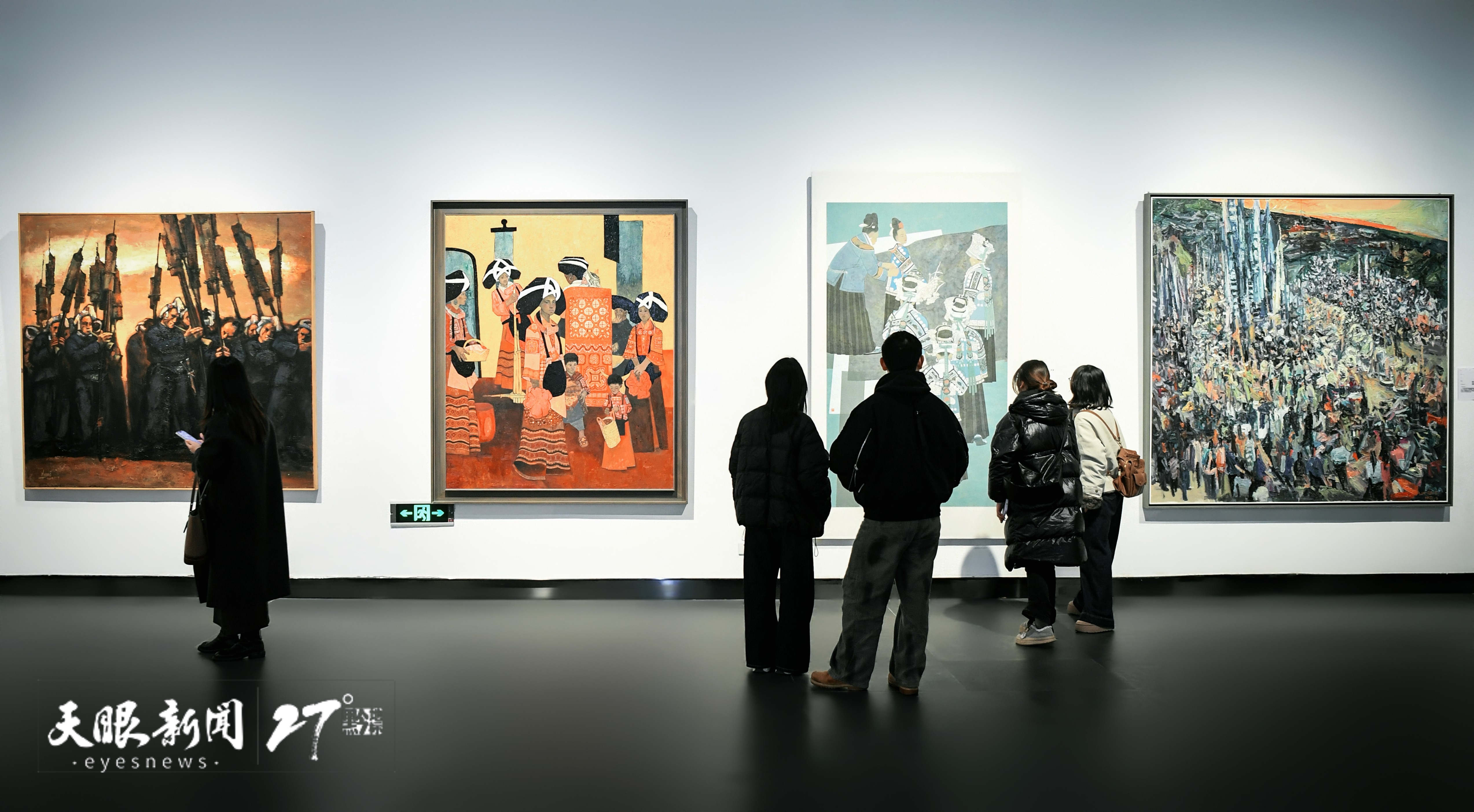 dD0xNzY1NDQ5MjIwX3I9YzJlZTk5ZjRfdz0xMDgwX3E9MTAwX2U9anBn.webp JZS_2092---2025年12月11日,“多彩贵州” 文化遗产主题青年美术展在贵州省美术馆举行。图为人们在参观展览 贵州日报天眼新闻记者 贾智 摄.jpg
