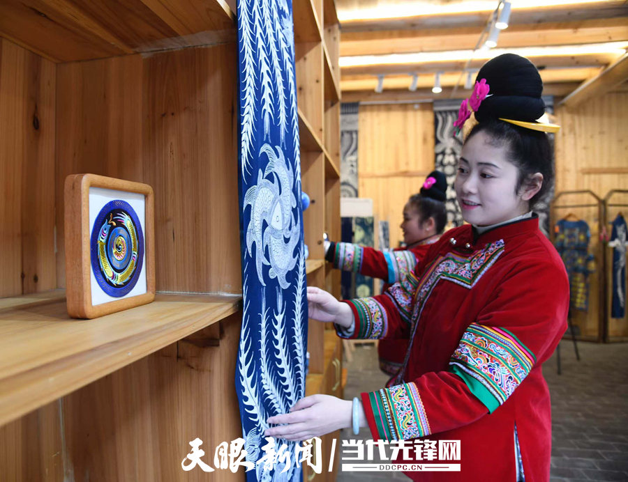 dD0xNzY1NTMyODcxX3I9Mjc1Yzg5MDFfdz05MDBfcT0xMDBfZT1qcGc=.webp 黎平县侗品源传统工艺农民专业合作社的作品中,“三鱼共首”图案随处可见。 杨涛 摄.jpg