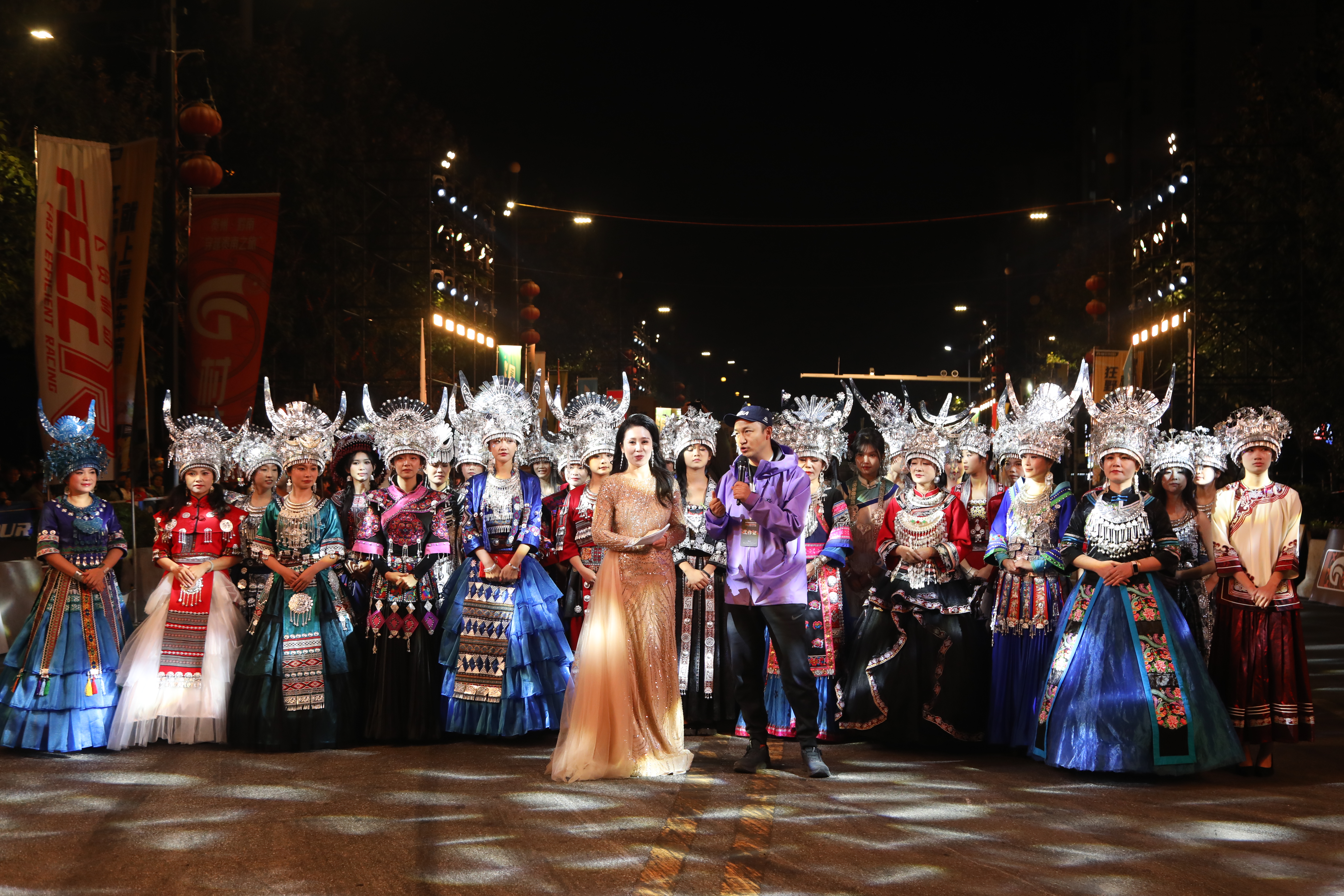 dD0xNzY1Nzc5OTgwX3I9ODc3NmM3Njdfdz0xMDgwX3E9MTAwX2U9anBn.webp 11月29日晚,2025贵州•黔南汽车巡游大会(荔波站)和2025贵州·黔南“世遗征途·森氧驰行”“村GT”超级体育之夜在荔波燃情开启。 (2).jpg