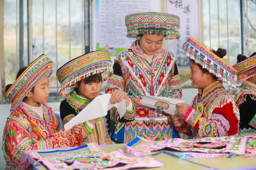 2025年12月16日，贵州省黔西市太来彝族苗族乡院子小学的学生，在探讨刺绣技艺。.jpg