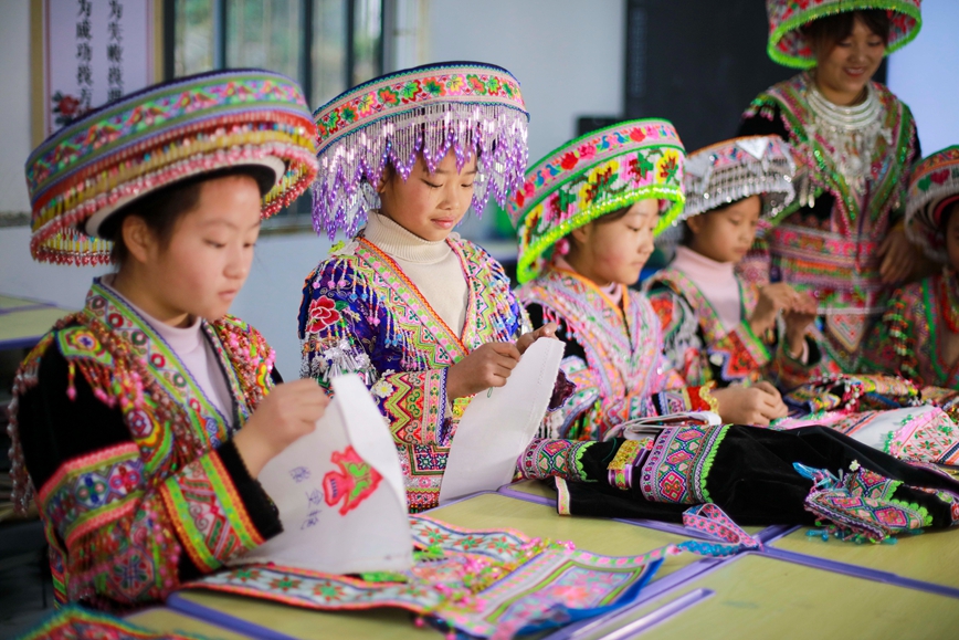 2025年12月16日，贵州省黔西市太来彝族苗族乡院子小学的学生，在练习刺绣技艺。 (3).jpg