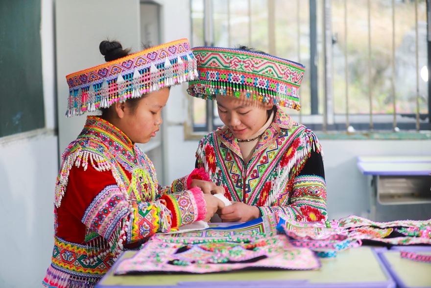 2025年12月16日，贵州省黔西市太来彝族苗族乡院子小学的学生，在练习刺绣技艺。 (6).jpg
