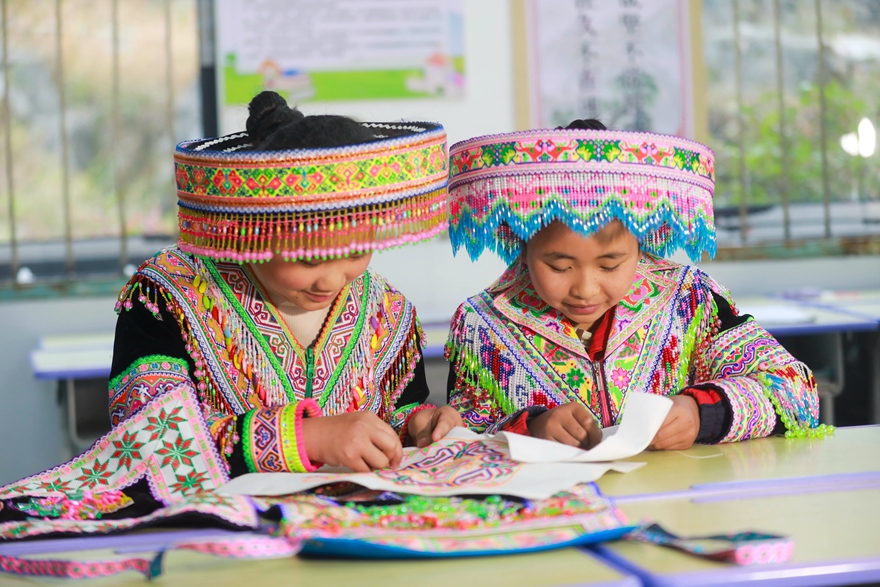 2025年12月16日，贵州省黔西市太来彝族苗族乡院子小学的学生，在练习刺绣技艺。 (5).jpg