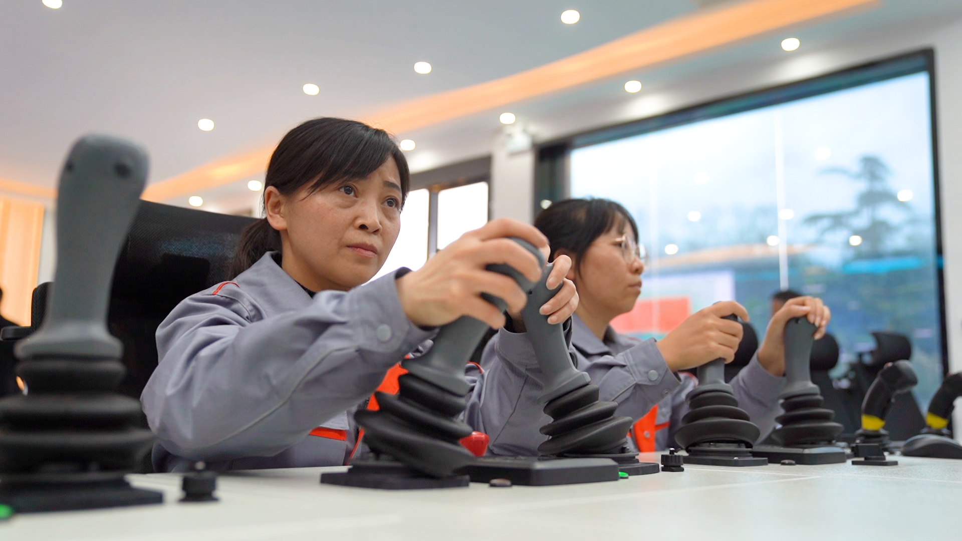 智能矿山“一张屏” 井下生产“一键控”.00_01_29_13.Still001.png