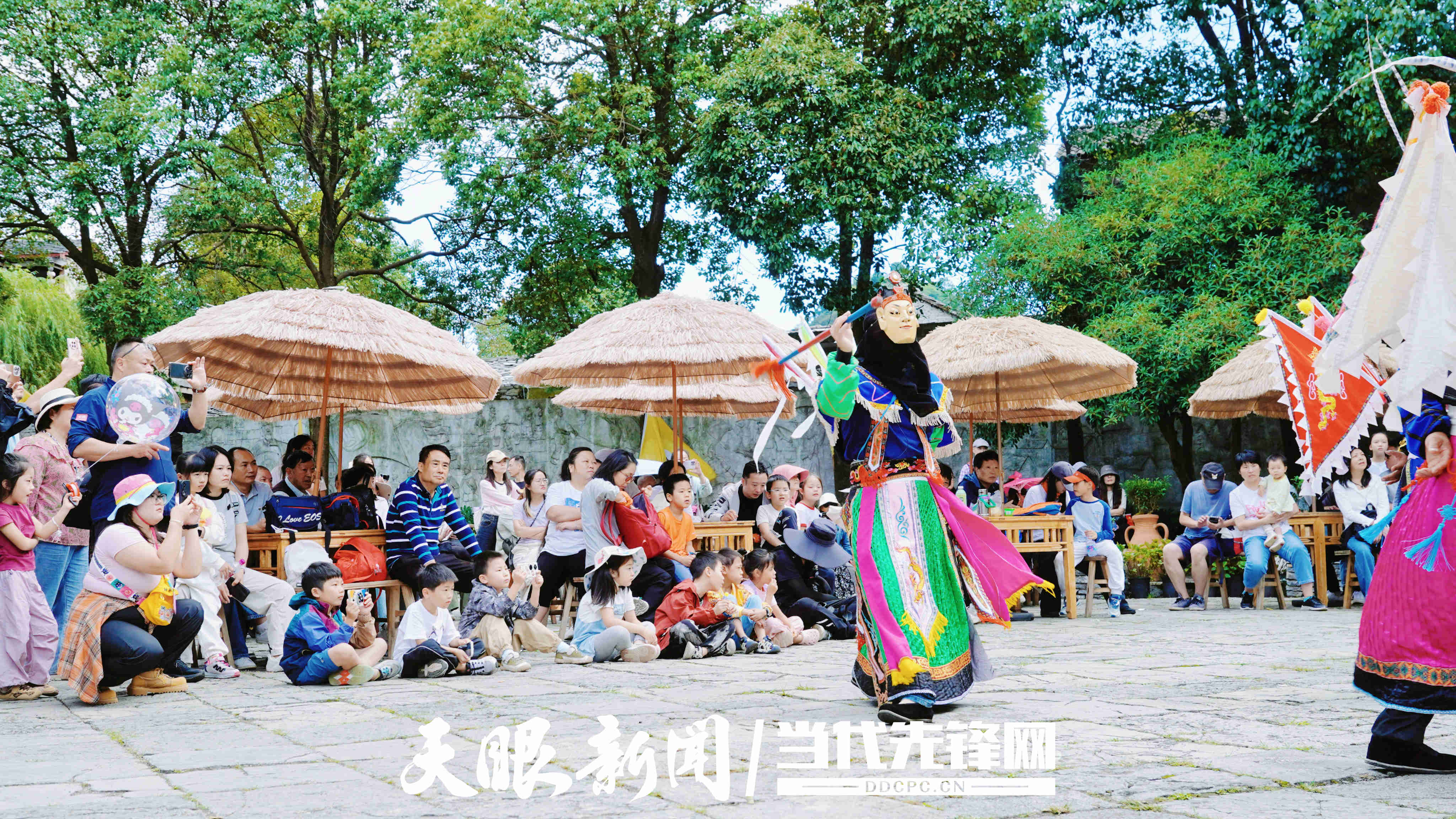 游客在天龙屯堡景区看地戏表演。沈长志 摄 (2).jpg