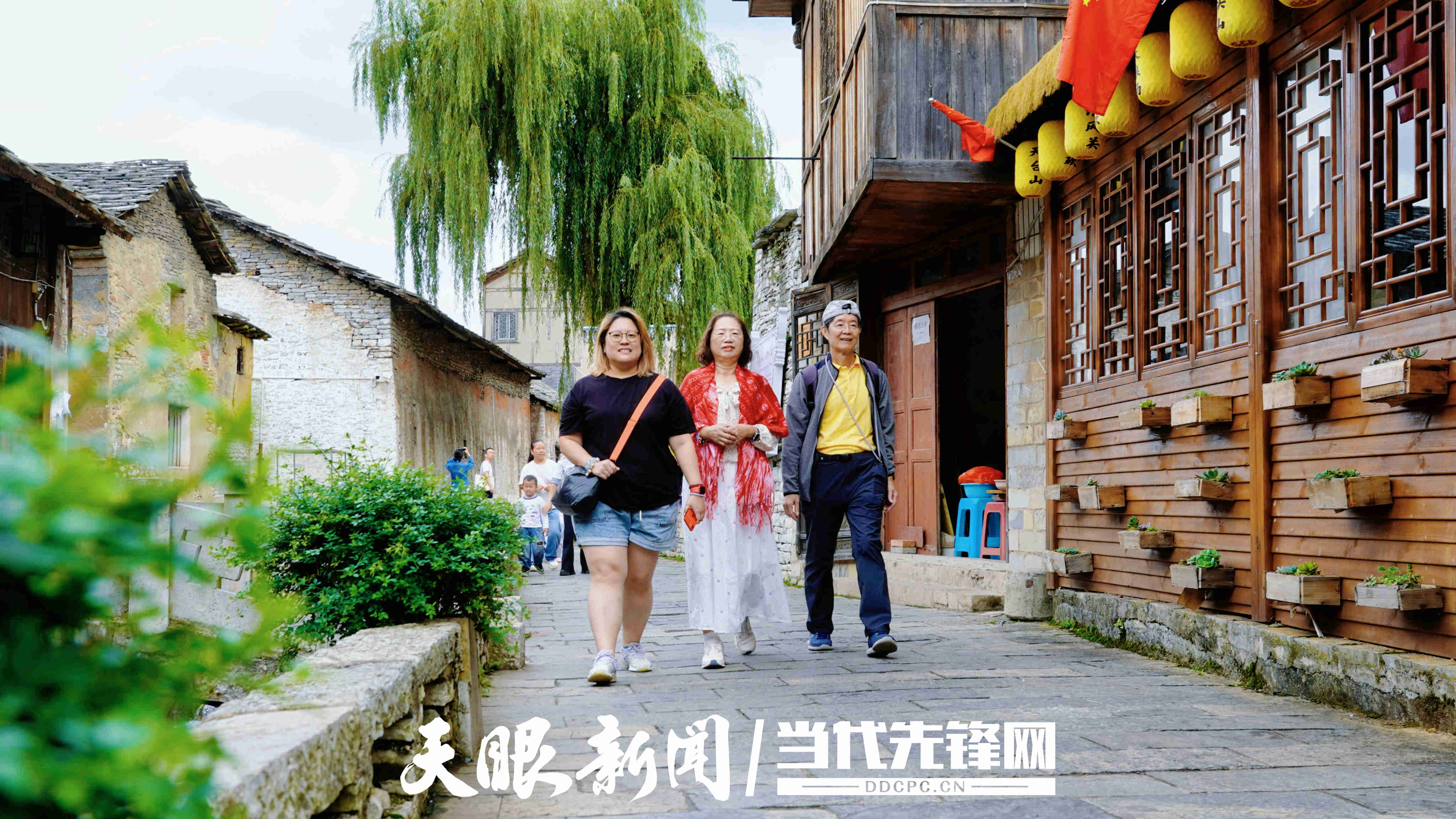 游客在天龙屯堡景区散步 沈长志摄.jpg