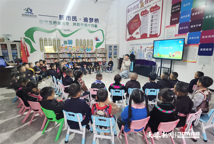 贵州省妇联组织的志愿者刘锦宇为留守未成年上阅读课 彭芳蓉 摄.jpg