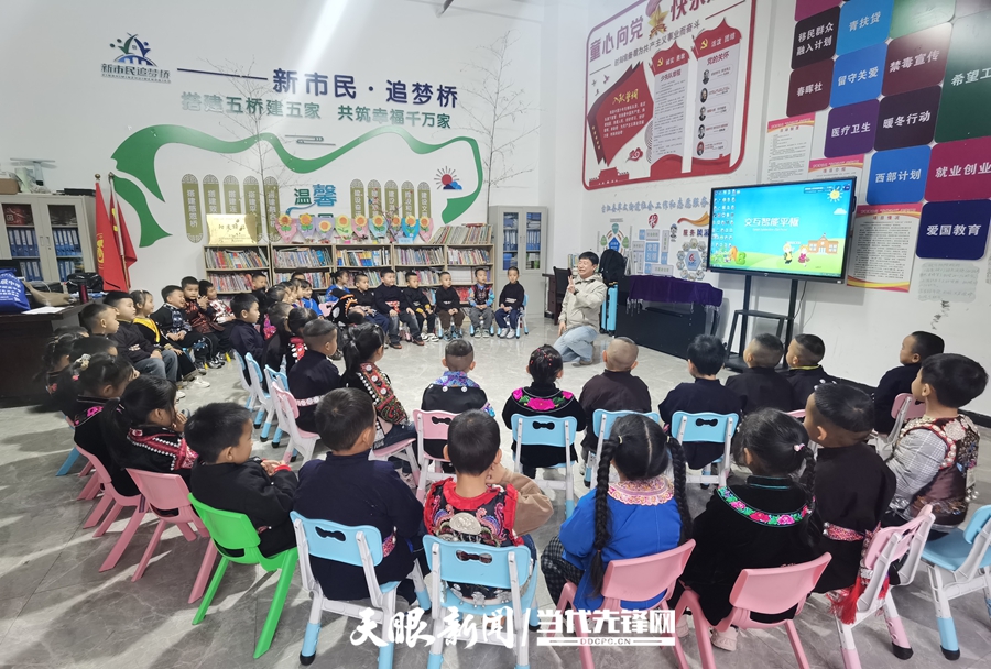 贵州省妇联组织的志愿者刘锦宇为留守未成年上阅读课 彭芳蓉 摄.jpg