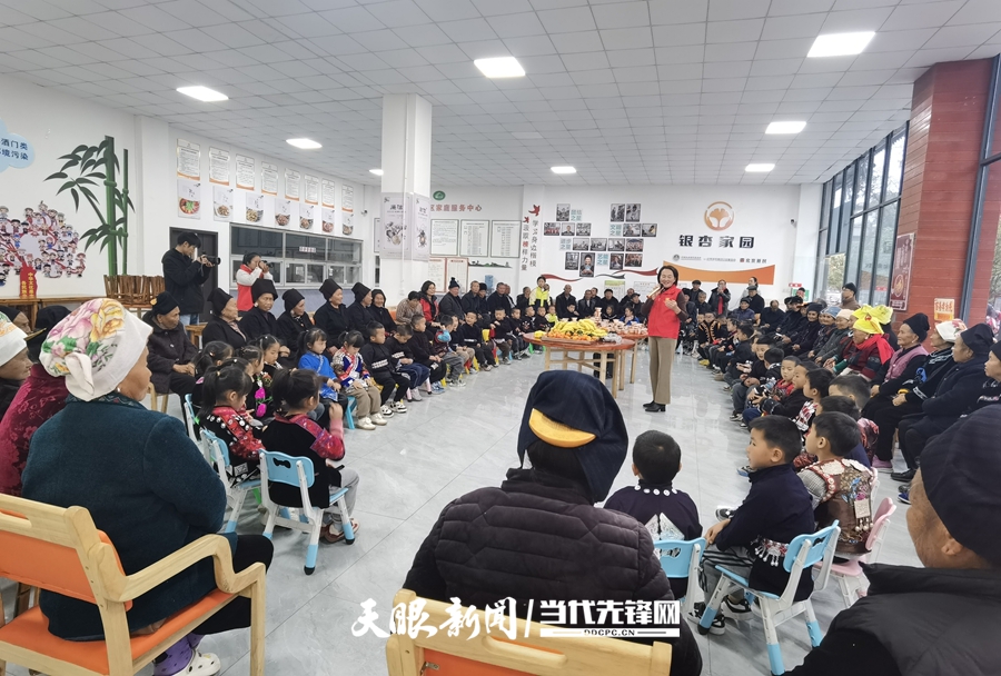 巾帼志愿服务团队为社区老人、小孩过生日 彭芳蓉 摄.jpg