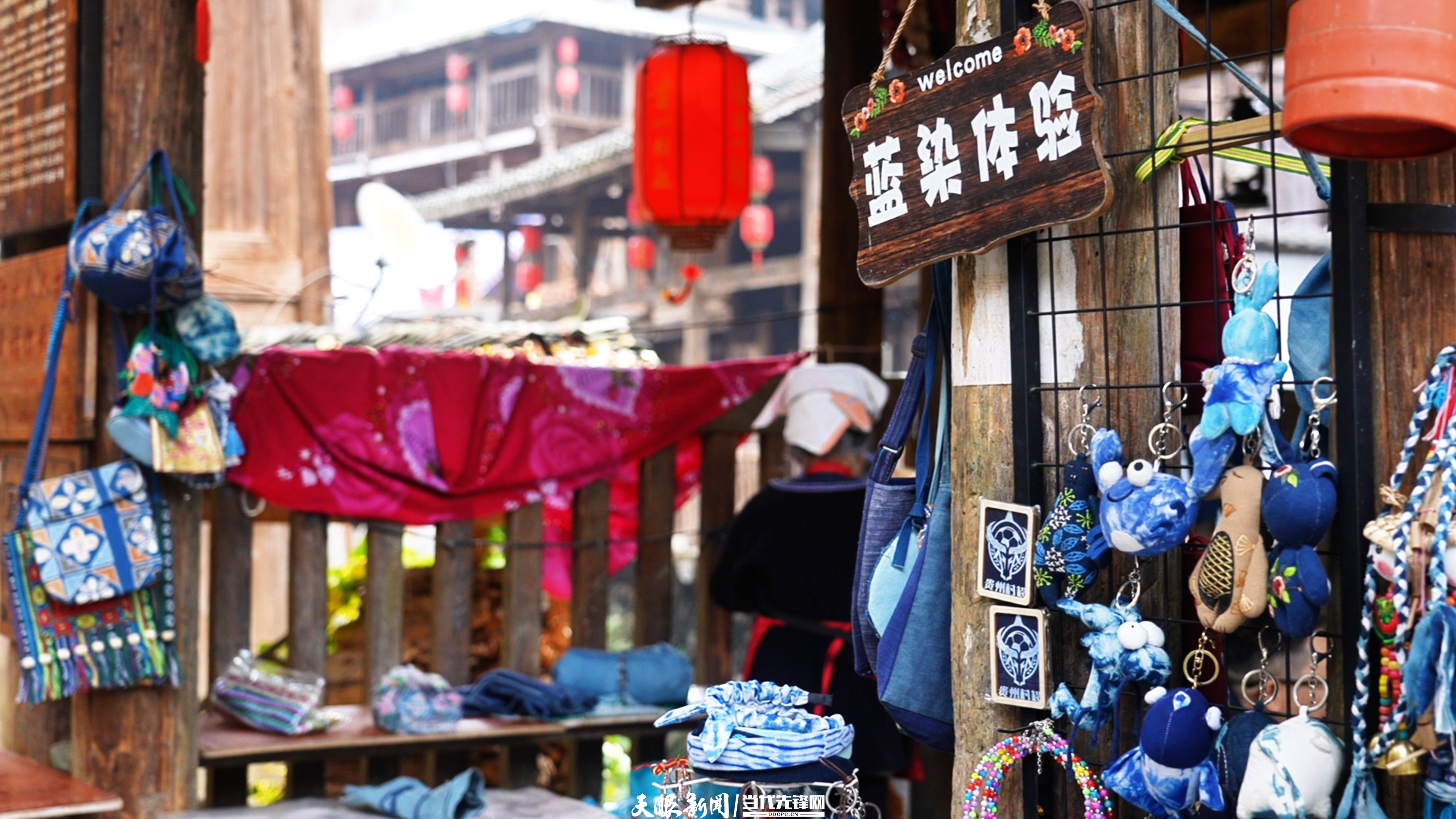 大利侗寨村民在廊桥上布设的蓝染手工艺体验摊位.png