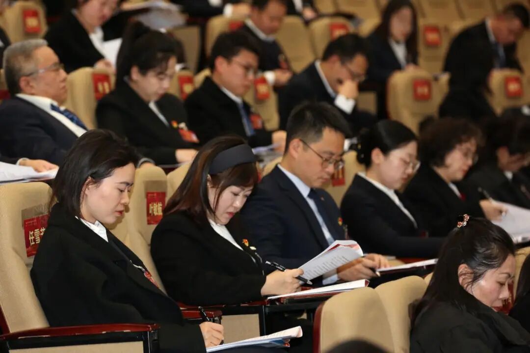 参会人员认真聆听工作报告并记录.jpg