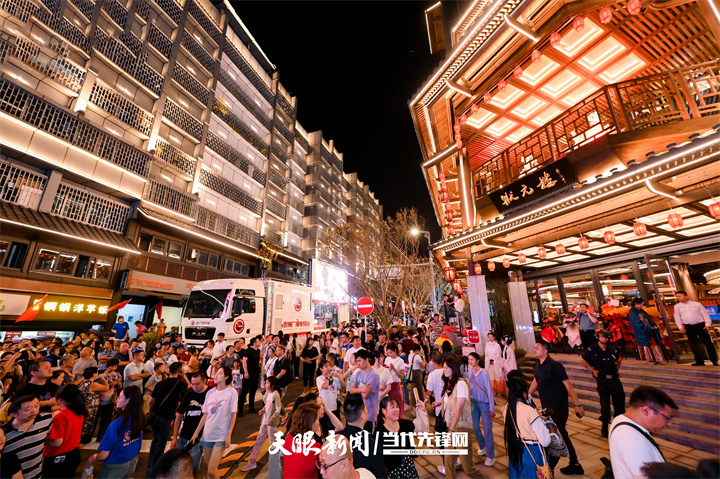 中秋国庆“双节”期间，曹状元街人流如织（南明锦绣公司供图）的副本.jpg