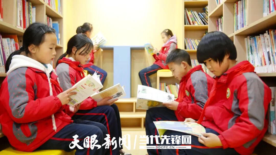 学生在图书馆看书.jpg