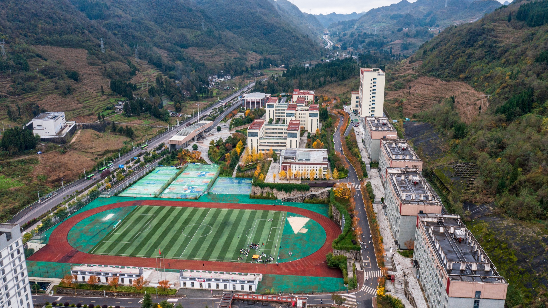 ����ˮ�׶�ʦ���ߵ�ר��ѧУ�ﾰ--����-���� (2).jpg