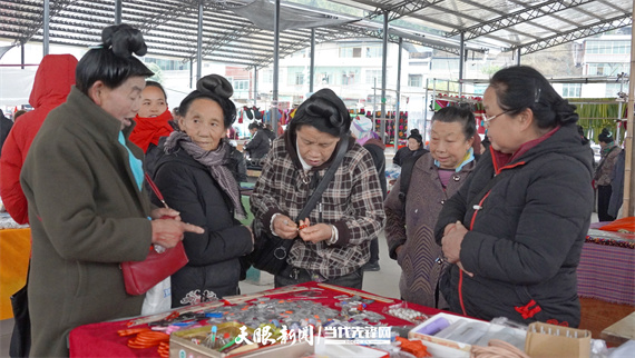 17673633589973.jpg 围摊前,妇人捻红饰细辨,琳琅小物惹目光。.jpg