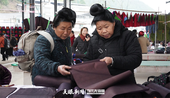 17673633782816.jpg 老妪俩抚紫布细瞧,身后彩绣衣衬市集烟火。.jpg