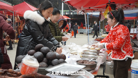 17673633927993.jpg 黑窝头摊前,红衣摊主递食,顾客展纸接暖香。.jpg