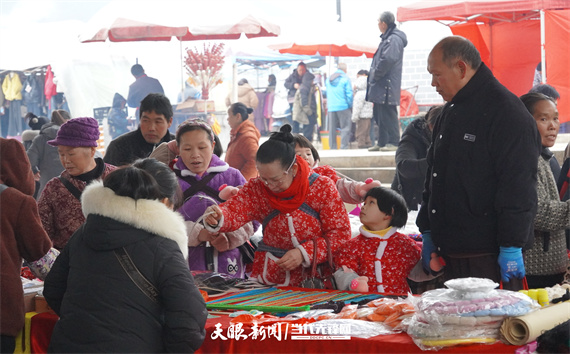 17673634084446.jpg 红衣摊主理彩线,红衣幼童抬眸望,市集柔。 (1).jpg