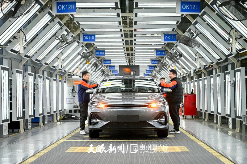 dD0xNzY5MzkyMzMwX3I9NDUwY2MzNzlfdz04MDBfcT0xMDBfZT1qcGc=.webp 951611-2026年1月19日,工人在贵州省贵阳市观山湖区贵州吉利汽车制造有限公司生产车间内工作。.jpg
