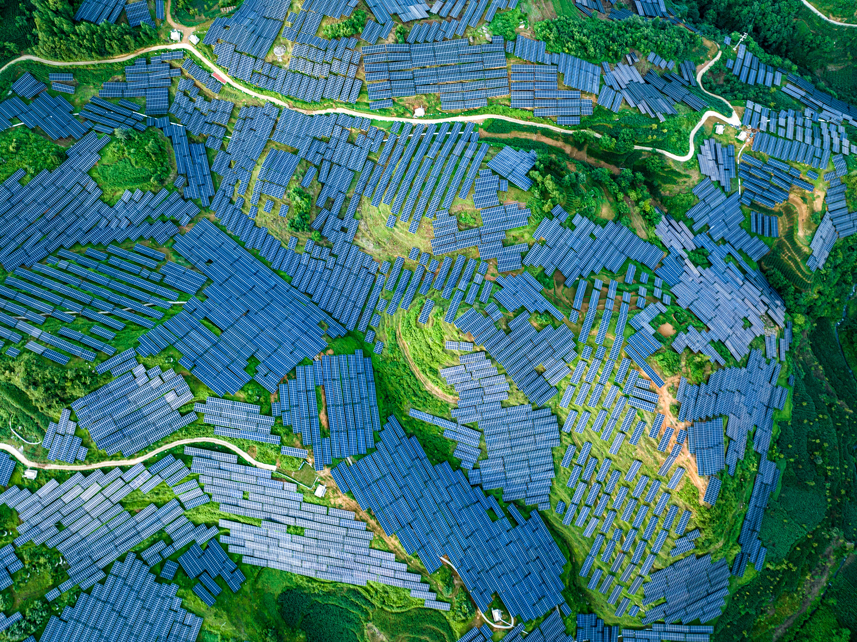 毕节市大方县六龙镇，一排排湛蓝色的光伏板与青山交相辉映，为区域能源转型和绿色发展注入了强劲动力，同时带动地方实现经济与生态双赢。何志刚 摄1.jpg