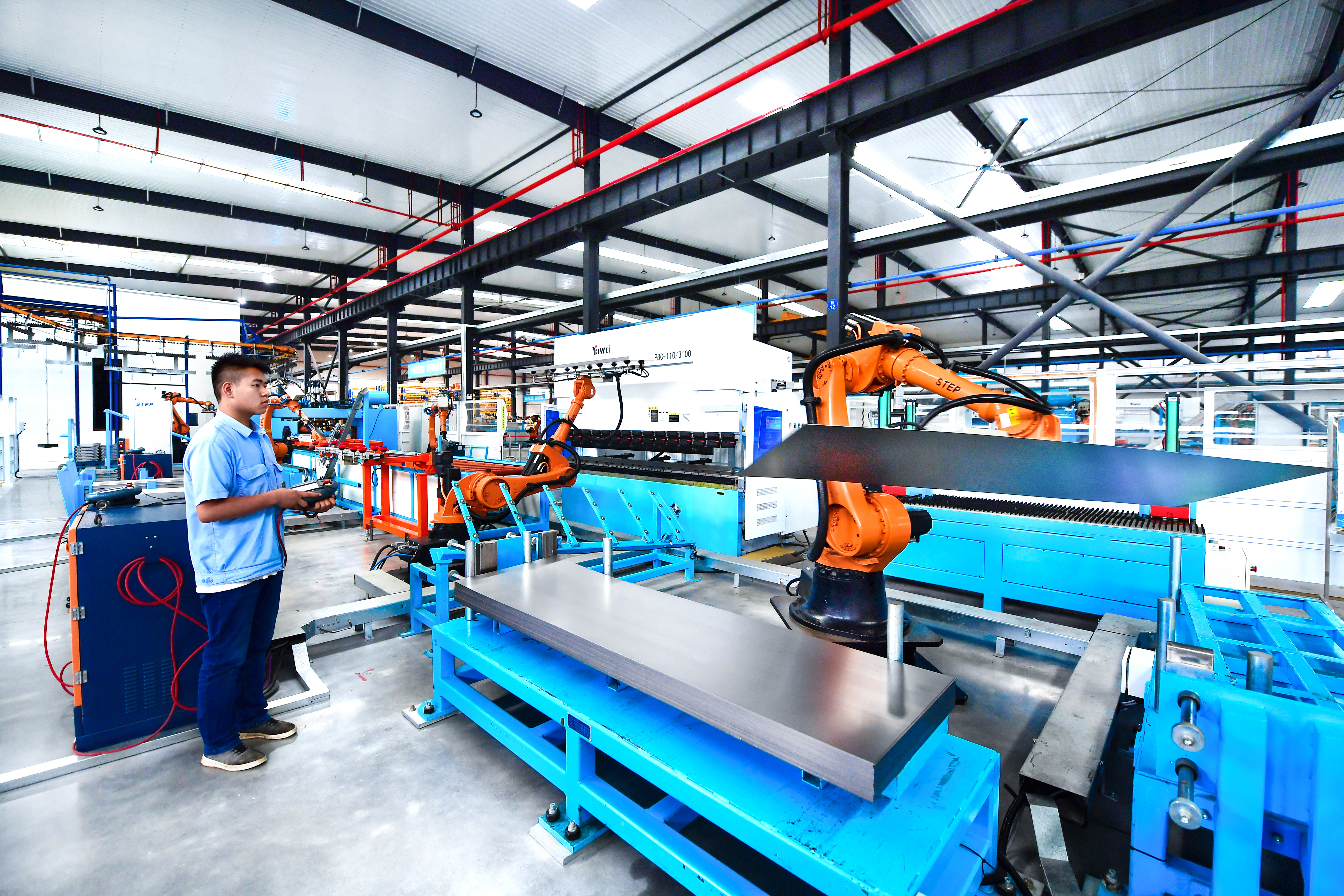 贵州中航电梯公司通过“电梯+大数据”技术创新，建立起电梯物联网公共服务平台（贵州日报天眼新闻记者 陈慧 摄）.jpg