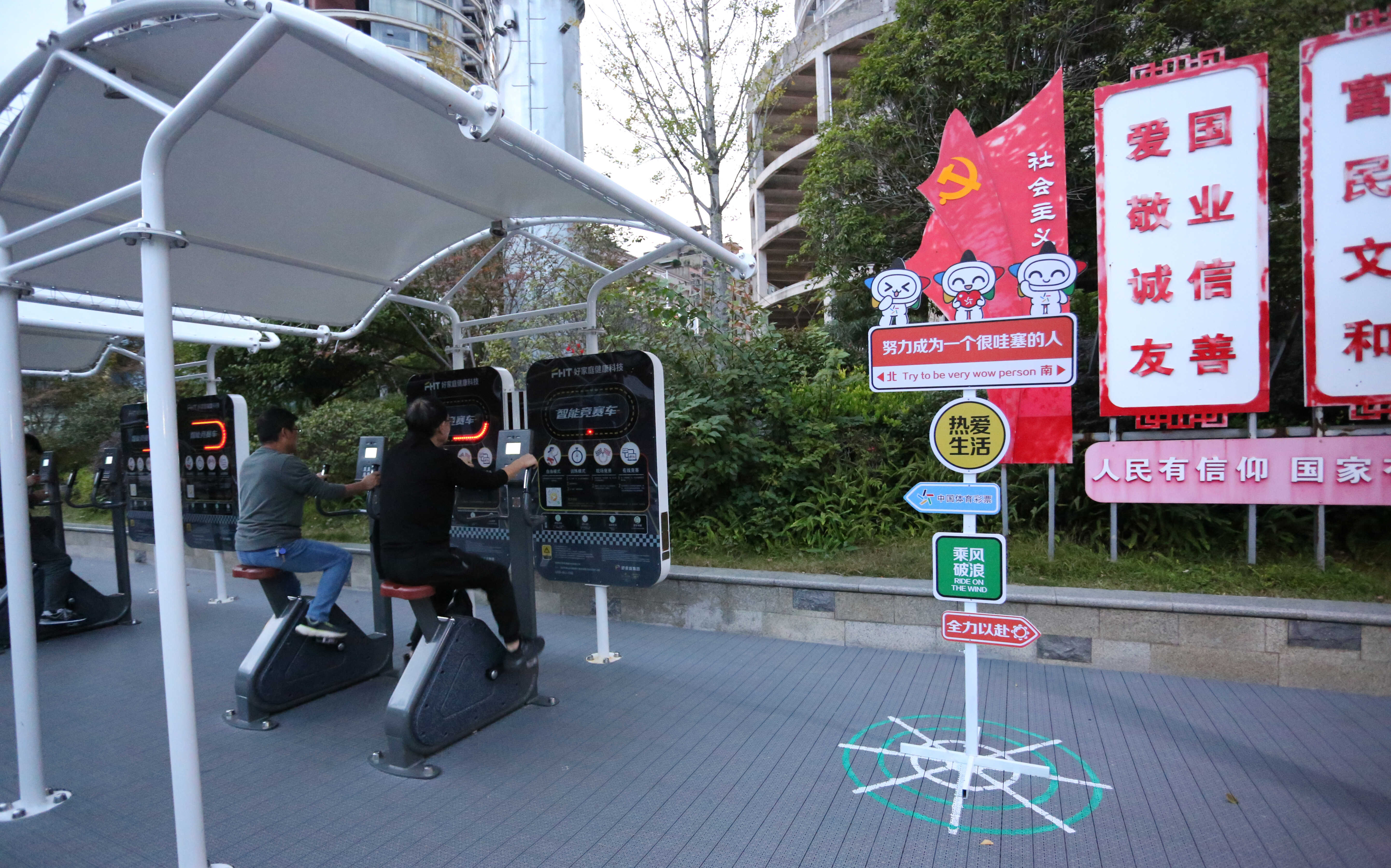 铜仁市碧江区金滩桥下步道上的百姓室外健身房.jpg