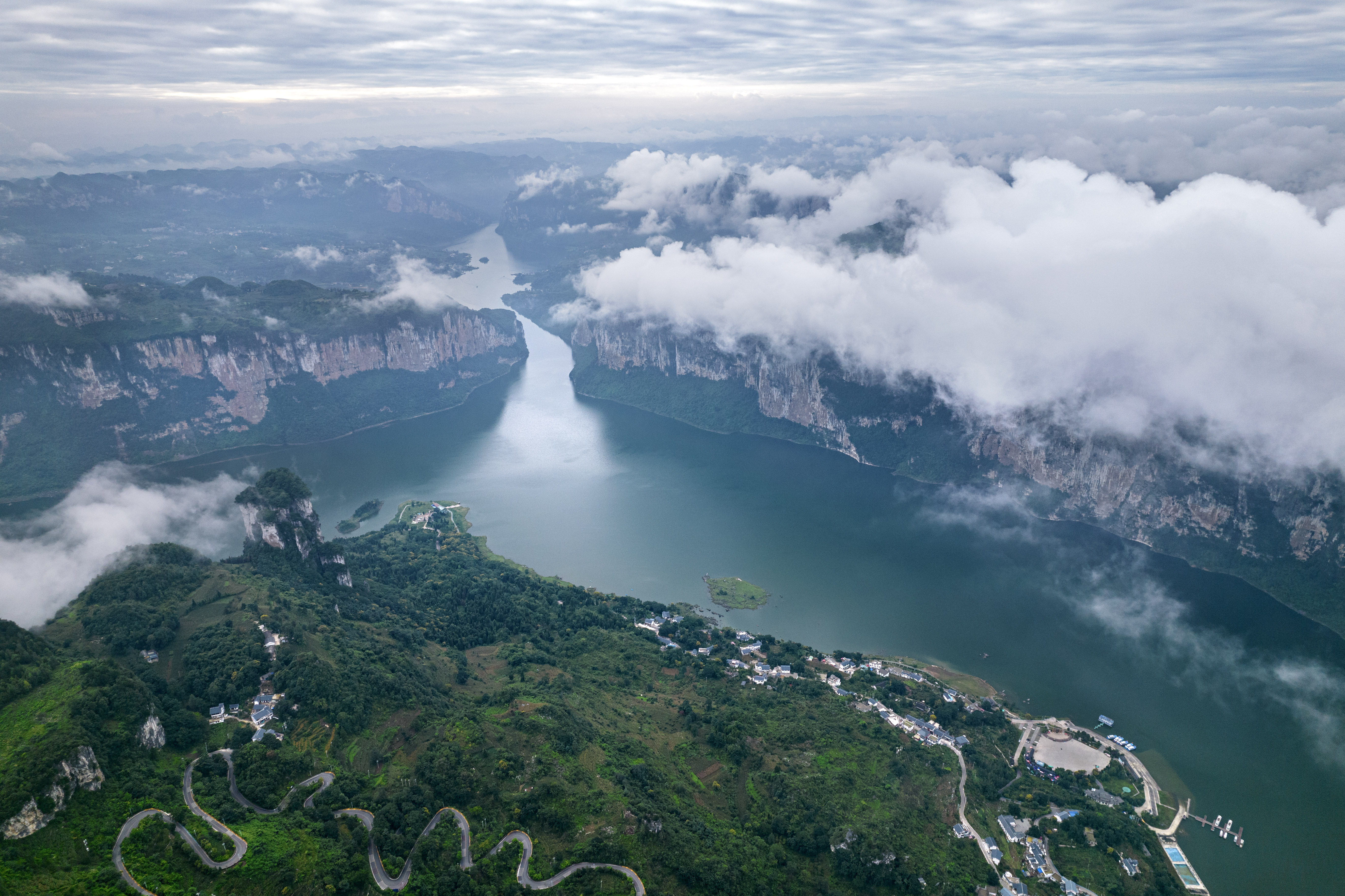 643221-2023年8月9日拍摄的贵州省黔西市乌江源百里画廊东风湖景区雾景（无人机照片）。.JPG