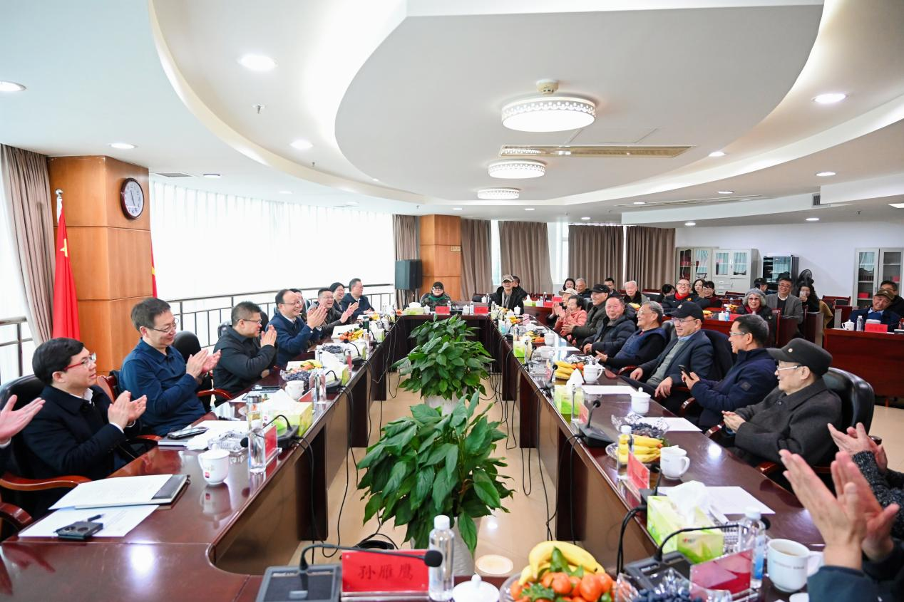 贵州日报举行2026年新春慰问老领导 老同志交流座谈会