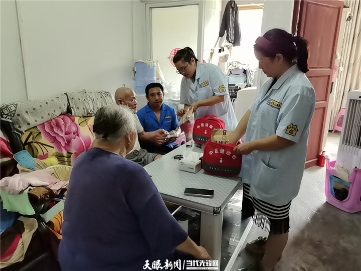 印江自治县峨岭街道社区卫生服务中心家庭医生团队到张大爷家开展“健康敲门行动”服务.png