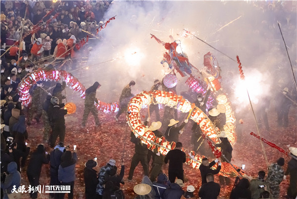 2025年2月6日，贵州省黔东南苗族侗族自治州施秉县“金蛇送福·焰动施秉”龙灯展演系列活动，炸龙环节 2.jpg