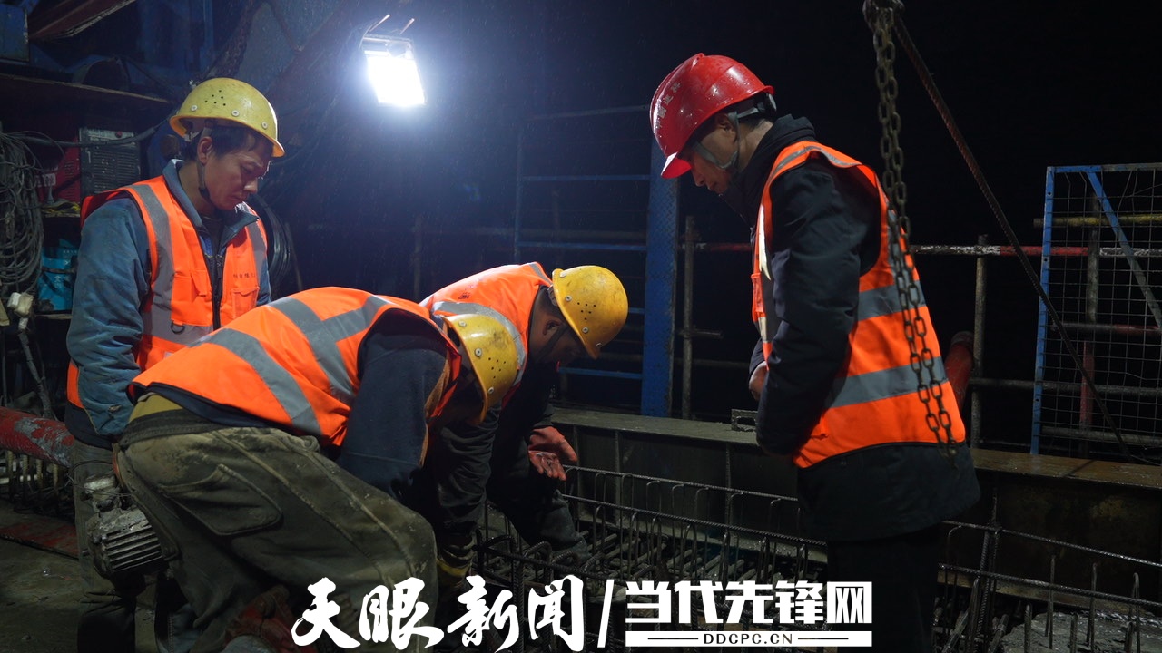 在大桥合龙段 工人正在施工 蔡城池摄.jpg