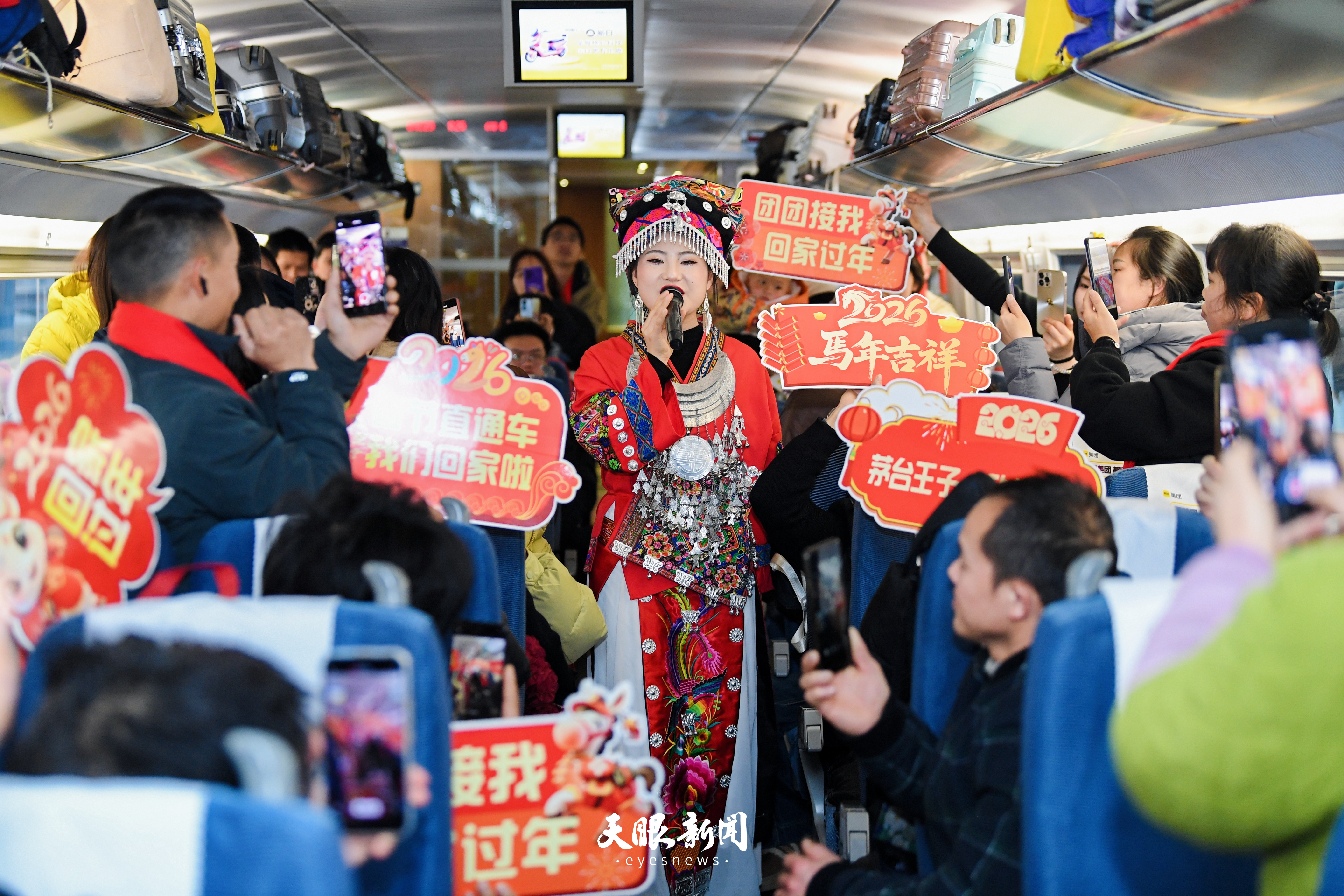 2月9日，随车演职人员带来了民歌演唱、相声表演等节目，让返乡乘客在旅途中感受家乡关怀与新春氛围。（主图）.jpg