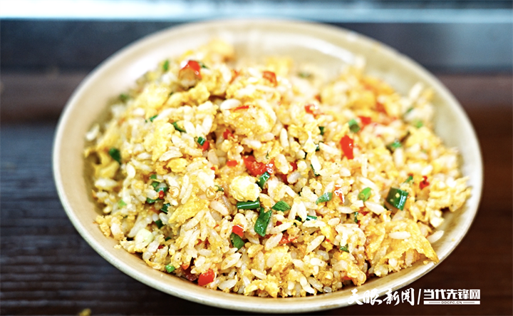 兴义万峰林黄金蛋炒饭。周梓颜 摄.png
