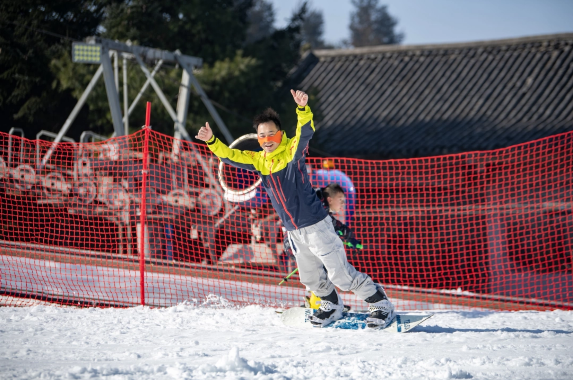 17728938324207.png 在冰雪运动中找到快乐的游客。(尚宇杰 摄).png