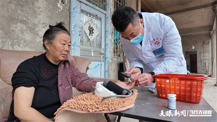 dD0xNzcyOTI0MzQ3X3I9NTdkNzE2NWRfdz03MjBfcT0xMDBfZT1wbmc=.webp 李超云上门为村民测血糖。.png