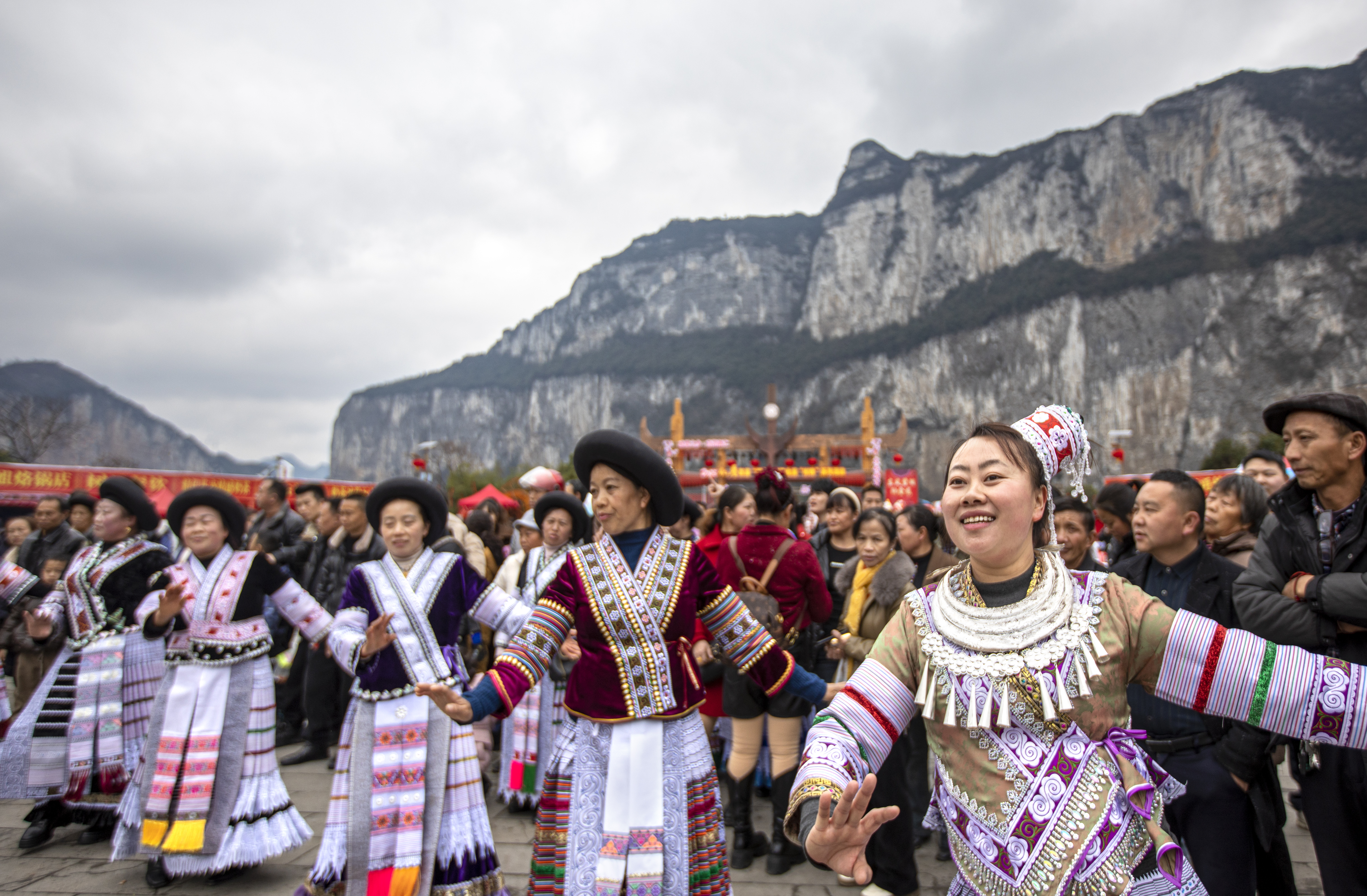 黔西市化屋村村民为游客表演苗家歌舞。贵州日报天眼新闻记者 翟培声 摄.jpg