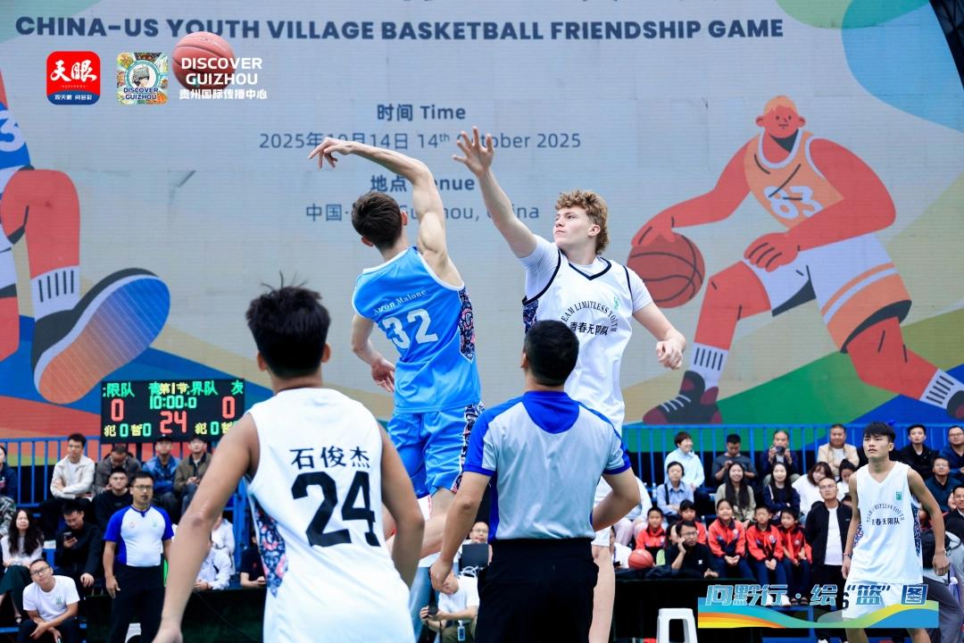 2025年10月，来自美国犹他州的青年球员走进“村BA”现场，与当地球员开展交流活动1111。(1).jpg
