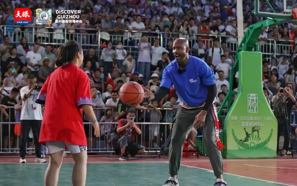 2023年7月，篮球名将斯蒂芬·马布里现身贵州黔东南州台江县台盘村“六月六”篮球比赛（村BA）现场，参加“NBA关怀行动”并与当地球迷互动111。(1).jpg